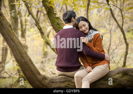 Bella coppia di fidanzati abbraccia e bacia su un ponte di legno nel parco  Foto stock - Alamy