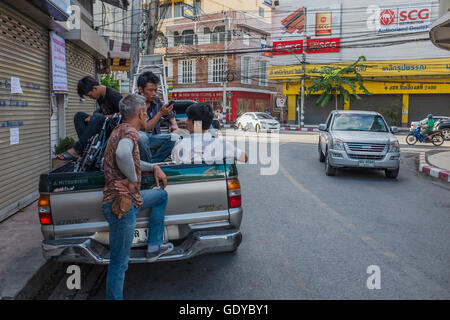 Lavoratori seduti nel retro di un pick-up,Chiang Mai, Thailandia Foto Stock