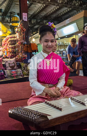 Ragazza tailandese tradizionale riproduzione Khim strumento,Chiang Mai, Thailandia Foto Stock