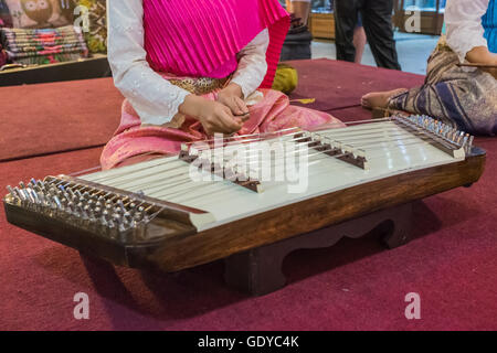 Ragazza tailandese tradizionale riproduzione Khim strumento,Chiang Mai, Thailandia Foto Stock