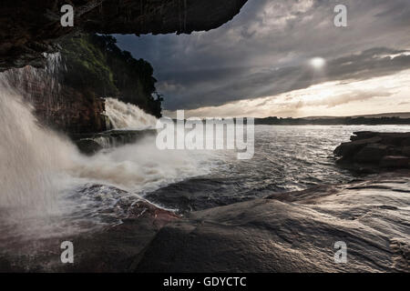 Sole che splende attraverso le nuvole visto dalla cascata, lo stato di Bolivar, Venezuela Foto Stock