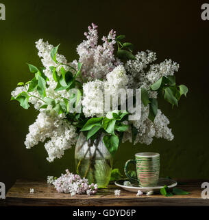 Bouquet lilla sul tavolo di legno. Foto Stock