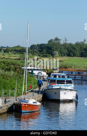 Le barche attraccate al Ludham Bridge in Norfolk Broads Foto Stock