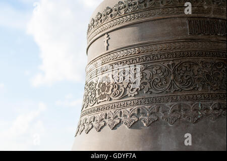 Campana di ferro della chiesa ortodossa, vicino Vinnovka, Russia Foto Stock