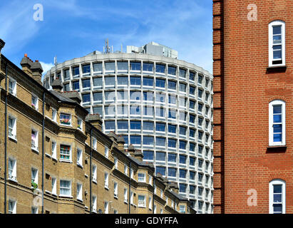 Londra, Inghilterra, Regno Unito. Uno Kemble Street (WC2B 4AN) o "ritmo House' (arch: R Seifert & Partner; 1966) visto da di Drury Lane Foto Stock