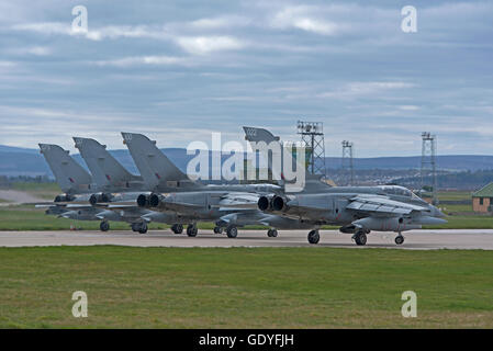 Un RAF GR4 Tornado sul perimetro di rullaggio a Lossiemouth home base in Scozia. SCO 10,760. Foto Stock