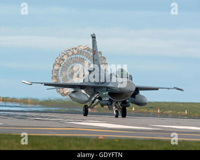 Turkish Air Force General Dynamics F16 sedile unico jet fighter freno aria scivolo distribuito RAF Lossiemouth esercizio. SCO 10,764. Foto Stock