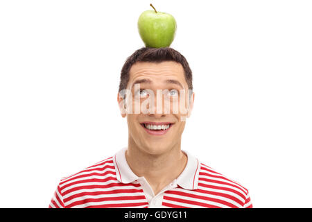 Giovane ragazzo con un Apple sulla sua testa isolata su sfondo bianco Foto Stock