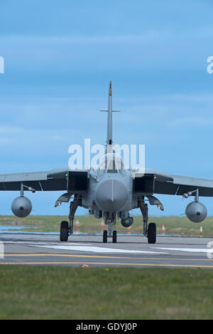 Un RAF GR4 Tornado sul perimetro di rullaggio a Lossiemouth home base in Scozia. SCO 10,779. Foto Stock