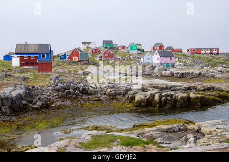 Verniciato colorato tradizionali case Inuit nella piccola isola di insediamento di Itilleq, Qeqqata, Groenlandia occidentale. Foto Stock