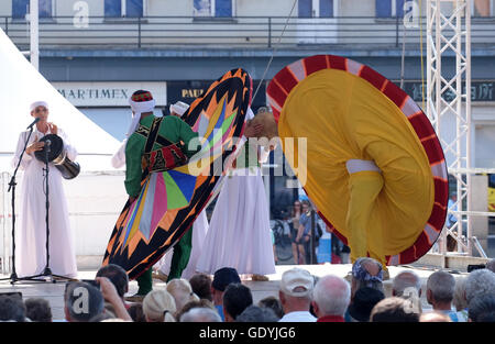 I membri di Al Folklore Tannoura Troupe, Cairo, Egitto durante il cinquantesimo Festival Internazionale del Folklore nel centro di Zagabria, Croazia Foto Stock