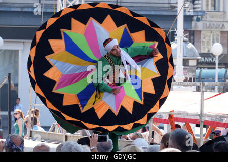 I membri di Al Folklore Tannoura Troupe, Cairo, Egitto durante il cinquantesimo Festival Internazionale del Folklore nel centro di Zagabria, Croazia Foto Stock