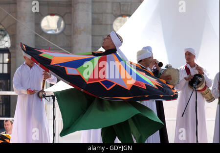 I membri di Al Folklore Tannoura Troupe, Cairo, Egitto durante il cinquantesimo Festival Internazionale del Folklore nel centro di Zagabria, Croazia Foto Stock