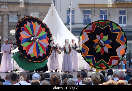 I membri di Al Folklore Tannoura Troupe, Cairo, Egitto durante il cinquantesimo Festival Internazionale del Folklore nel centro di Zagabria, Croazia Foto Stock