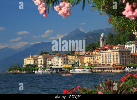 Vista sulla linea costiera di Bellagio villaggio sul lago di Como, Italia Foto Stock