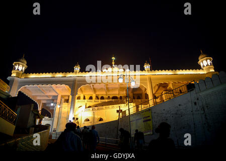 Shri Anandpur sahib Kesgarh takhat Sahib gurdwara religiosa in vista notte alleggerimento nel distretto Rupnagar Punjab, India, Asia Foto Stock