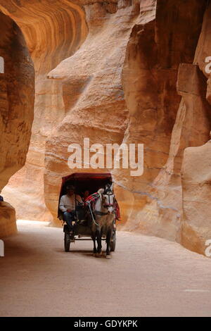 Il Siq Canyon in Petra, Giordania, che conduce al tesoro (Al Khazneh) Foto Stock