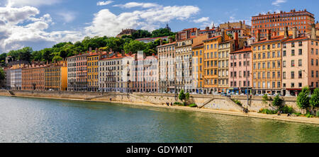 Lione (Francia) vecchi edifici nelle vicinanze del fiume Saone Foto Stock