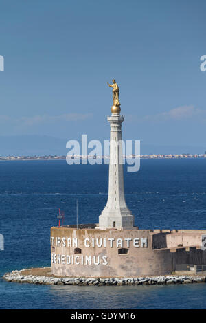 La statua dorata "Madonna della Lettera' all'entrata di Messina sull'isola Mediterranea di Sicilia Foto Stock