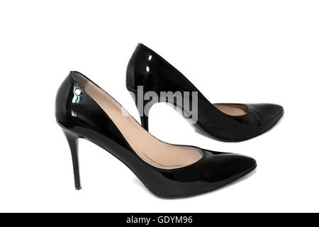 Belle le scarpe eleganti per le donne di colore nero in pelle di brevetto tacchi alti. Presentato su uno sfondo bianco. Foto Stock