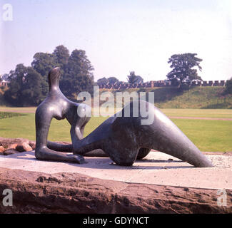 Anni sessanta, storico, un semi-astratta scultura in bronzo di una femmina reclinabili figura di artista Henry Moore, il Galles. Foto Stock