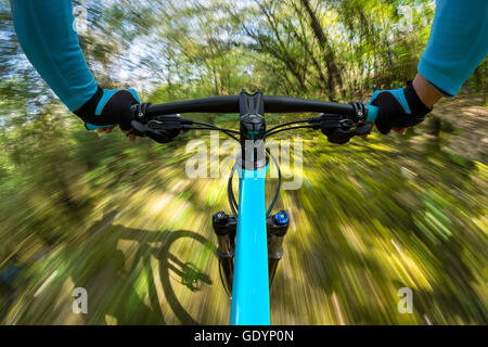 Dinamica veloce in bicicletta nei boschi Foto Stock