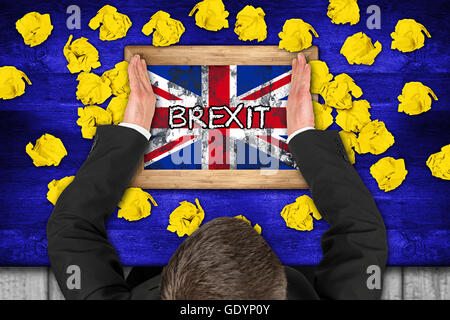 Concetto brexit sul tavolo blu con carta gialla snarls politican e brexit lavagna Foto Stock