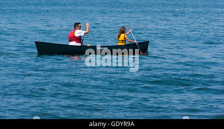 Padre e figlia in canoa sul Cayuga Lake, a Taughannock Falls State Park, NY. Foto Stock