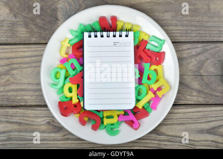 Notebook su piastra bianca Foto Stock