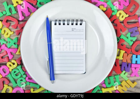 Blocco note sulla piastra bianca Foto Stock