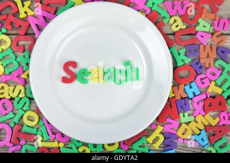Parola di ricerca sulla piastra bianca e le lettere magnetiche Foto Stock