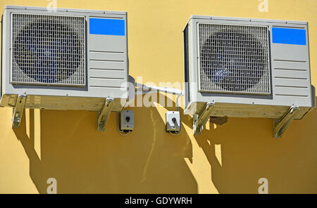 Condizionatori di aria sulla parete di un edificio Foto Stock