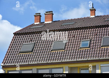 Grande casa con tetto di pile di fumo Foto Stock