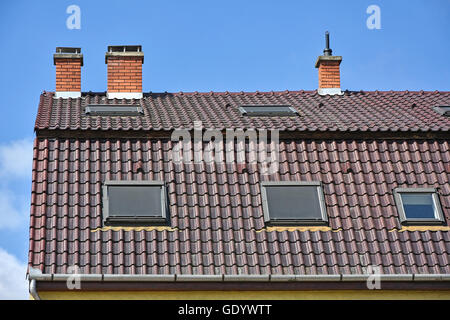 Sul tetto della casa con pile di fumo Foto Stock