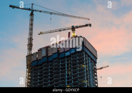 Wien, Vienna: la costruzione della torre blocco DC ( Donau City ) Torre 1, gru da cantiere, Austria, Wien, 22. Foto Stock