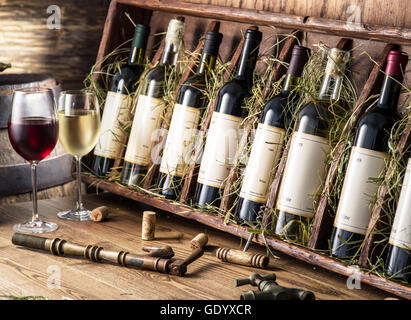 Le bottiglie di vino sul ripiano di legno. Foto Stock