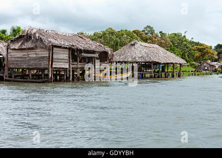 Case Warao-Indian al Riverside, Delta Orinoco, Venezuela Foto Stock