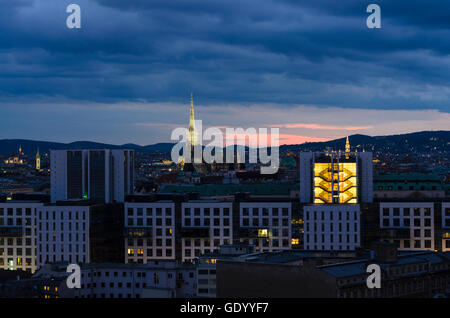 Wien, Vienna: Federal computer center e il ministero federale delle finanze (nuovi edifici di fronte), dietro di esso di Santo Stefano Cathedr Foto Stock