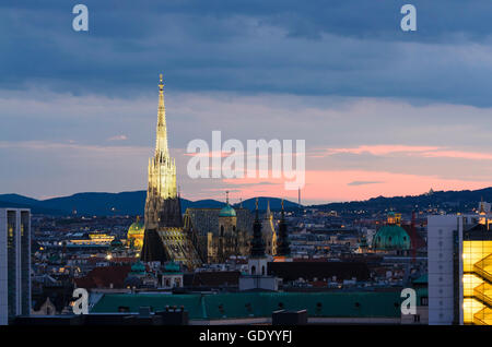 Wien, Vienna: Federal computer center e il ministero federale delle finanze (nuovi edifici di fronte), dietro di esso di Santo Stefano Cathedr Foto Stock