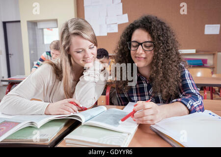 Gli studenti universitari che studiano in aula, Baviera, Germania Foto Stock