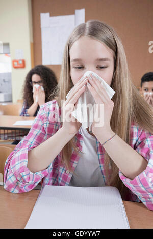 Studente universitario che soffia il naso con fazzoletto, Baviera, Germania Foto Stock