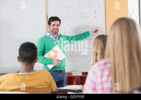 Insegnante di matematica di insegnamento per gli studenti in aula, Baviera, Germania Foto Stock