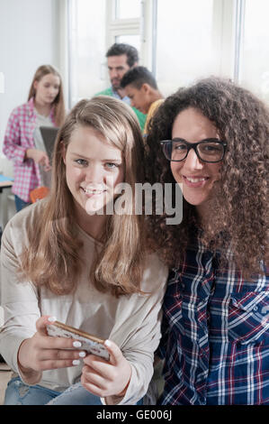 Felice gli studenti universitari nel laboratorio informatico, Baviera, Germania Foto Stock