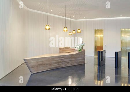 Ingresso atrio con reception e ascensore lobby. Edificio Turnmill, Londra, Regno Unito. Architetto: Piercy & Company, 2015. Foto Stock