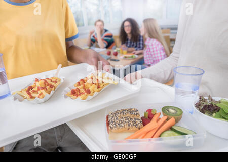 Gli studenti universitari pranzano in mensa, Baviera, Germania Foto Stock