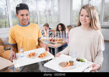 Gli studenti universitari pranzano in mensa, Baviera, Germania Foto Stock