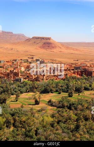 Villaggio marocchino sulle pendici orientali dei Monti Atlas a Tinerhir oasis Foto Stock