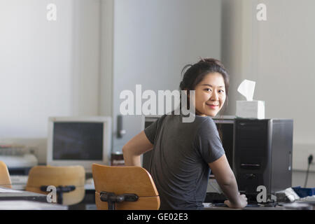 Femmina giovane ingegnere di lavoro sul computer in un ufficio di Freiburg im Breisgau, Baden-Württemberg, Germania Foto Stock