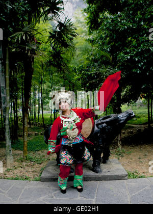 Woman Dancing in Denghan Miao Village Foto Stock