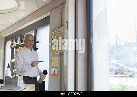 Ritratto di un imprenditore senior lavora in ufficio, Freiburg im Breisgau, Baden-Württemberg, Germania Foto Stock